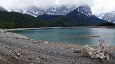 Smith Dorrien sprey iz KANANASKIS, Western Alberta Kanada içinde bir gölde