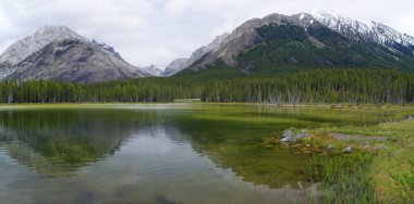 Smith Dorrien sprey iz KANANASKIS, Western Alberta Kanada içinde küçük bir göl