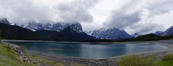 Ein see auf dem smith dorrien spray trail in kananaskis, west alberta canada — Stockfoto