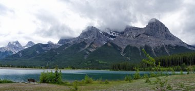 Smith Dorrien sprey iz KANANASKIS, Western Alberta Kanada içinde bir gölde