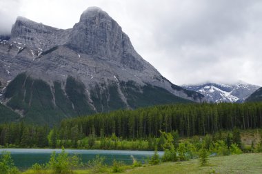 Smith Dorrien sprey iz KANANASKIS, Western Alberta Kanada içinde bir gölde