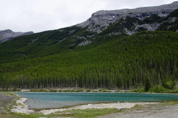 Un lago en el Smith Dorrien Spray Trail en Kananaskis, Oeste de Alberta Canadá — Foto de Stock