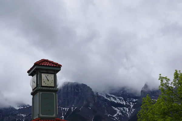 MAY 27, 2016: Canmore is one of the most famous town with Canadian Rockies. Canada — Stock Photo, Image