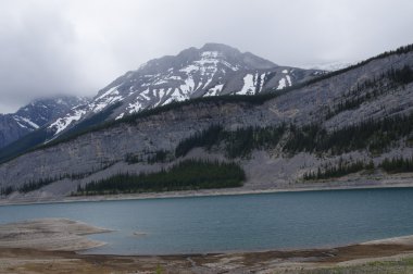 Smith Dorrien sprey iz KANANASKIS, Western Alberta Kanada içinde bir gölde
