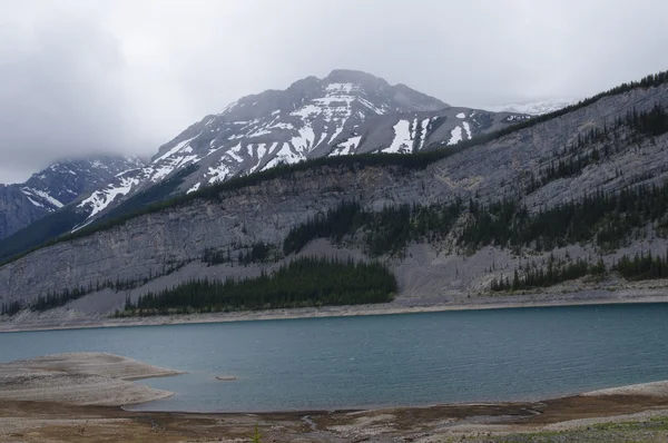 Un lac sur le sentier Smith Dorrien Spray à Kananaskis, Ouest de l'Alberta Canada — Photo