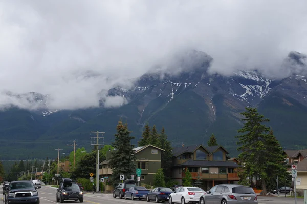 27 de maio de 2016: Canmore é uma das cidades mais famosas com Montanhas Rochosas Canadenses. Canadá — Fotografia de Stock