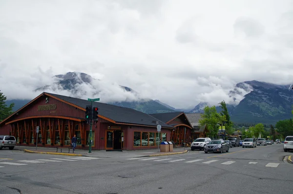 27. Mai 2016: Canmore ist eine der berühmtesten Städte mit kanadischen Rockies. Kanada — Stockfoto