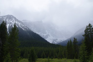 Smith Dorrien sprey iz KANANASKIS, Western Alberta Kanada içinde bir gölde