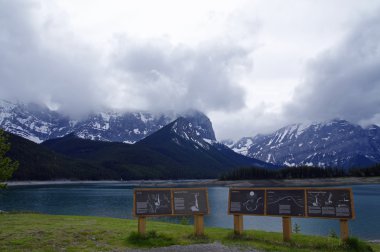 Smith Dorrien sprey iz KANANASKIS, Western Alberta Kanada içinde bir gölde