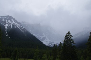 Smith Dorrien sprey iz KANANASKIS, Western Alberta Kanada içinde bir gölde