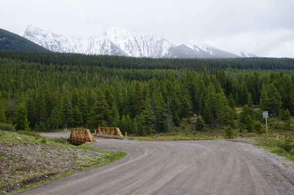 Smith Dorrien sprey iz KANANASKIS, Western Alberta Kanada içinde bir gölde — Stok fotoğraf