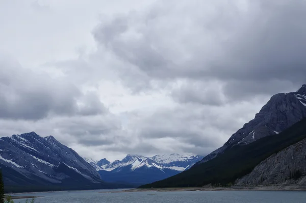 Un lac sur le sentier Smith Dorrien Spray à Kananaskis, Ouest de l'Alberta Canada — Photo