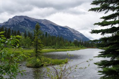 Canmore park yakınındaki bir göl Kanada Rocky Dağları ile en ünlü şehir biridir. Kanada