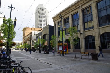 Calgary, Kanada - 26 Mayıs: Turist Şehir Calgary tarihi Stephen Avenue boyunca 26 Mayıs 2016 üzerinde yürüyüş yapın. Calgary, Alberta, Kanada