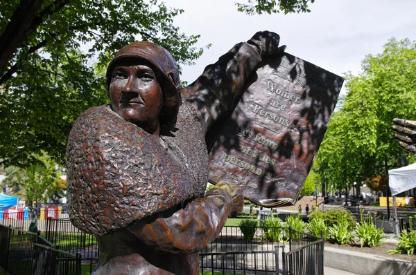 유명한 5 동상 일명 "여자는 사람" 기념물, 캘거리, 앨버타, 캐나다 — 스톡 사진