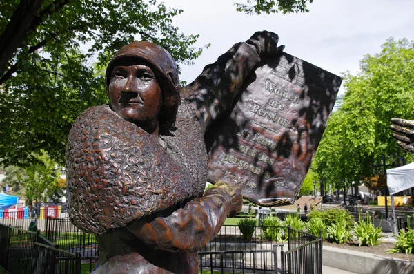 Die berühmte fünf statue alias "frauen sind personen" denkmal, calgary, alberta, canada — Stockfoto