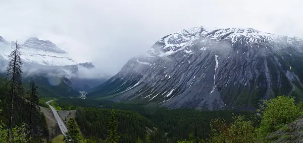 Icefield Parkway в Національний парк Джаспер, Альберта, Канада — стокове фото