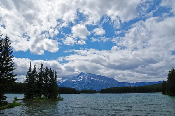 Dois Jack Lake Em Banff, Alberta, Canadá — Fotografia de Stock