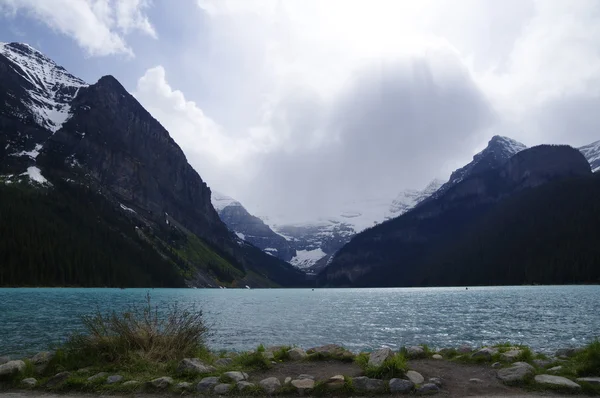 Lago louise en banff parque nacional, alberta, canada. — Foto de Stock