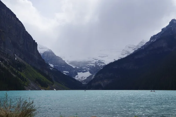 Lago louise en banff parque nacional, alberta, canada. — Foto de Stock