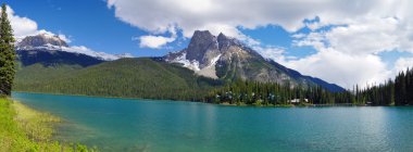 Yoho Ulusal Parkı 'ndaki Emerald Gölü, British Columbia, Kanada