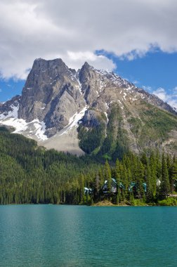 Yoho Ulusal Parkı 'ndaki Emerald Gölü, British Columbia, Kanada