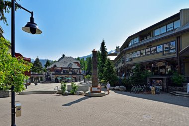 Whistler, BRITISH COLUMBIA, CANADA, 30 Mayıs 2019: Whistler - Canadian Ski Resort Town Vancouver 'ın yaklaşık 125 kilometre kuzeyinde