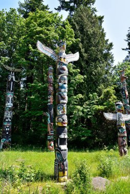 Totem direkleri Stanley Park, Vancouver, BC.