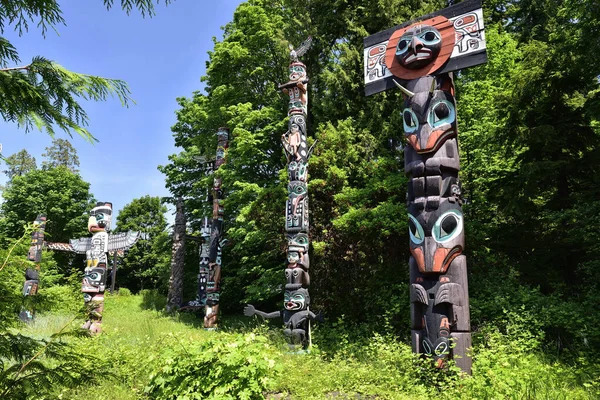 Totem direkleri Stanley Park, Vancouver, BC.