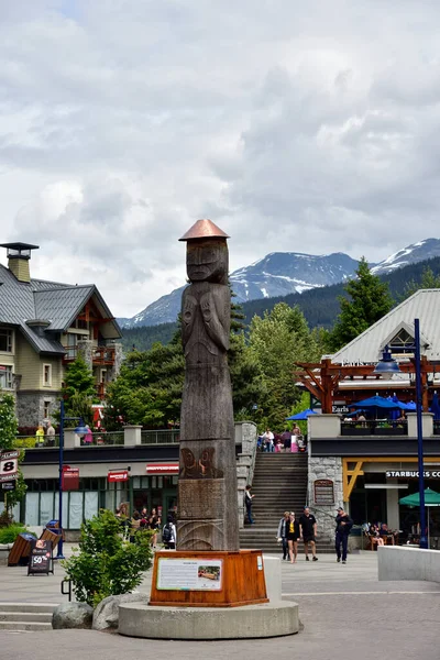 Whistler, BRITISH COLUMBIA, CANADA, 30 Mayıs 2019: Kanada 'nın Vancouver' ın yaklaşık 125 kilometre kuzeyinde yer alan Whistler merkezindeki Hint totem direkleri