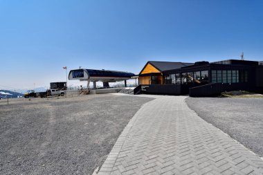 Whistler, BC, CANADA, 30 Mayıs 2019: Whistler Blackcomb Dağı 'nın tepesindeki Peak 2 Peak gondol binası.