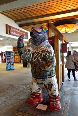 Whistler, BC, CANADA, 30 Mayıs 2019: Whistler 'daki Kayak Tesisi' ndeki Roundhouse Lodge binasında ayı heykeli