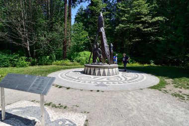 VANCOUVER, BRITISH COLUMBIA, CANADA, 31 Mayıs 2019: Stanley Park Vancouver, Britanya Kolumbiyası 'nda bulunan kıyıdan kıyıya heykel.