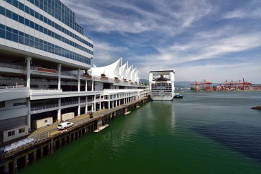VANCOUVER, BC, CANADA, HAZİRAN 01, 2019: Golden Princess Cruise Ship Vancouver şehir merkezindeki Kanada Place gemi terminaline yanaştı.