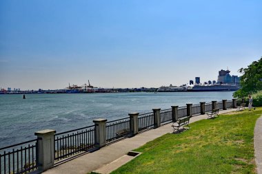 VANCOUVER, BRITISH COLUMBIA, CANADA, MAYIS 31, 2019: Stanley Park Seawall, British Columbia, Kanada
