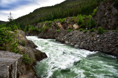 Lillooet Dağı 'nın dalgalı suları, Britanya Kolumbiyası, Kanada