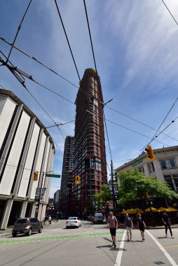 VANCOUVER, BC, CANADA, HAZİRAN 01, 2019: Vancouver, BC 'deki tarihi Gastown' da Su Sokağı 'nda yürüyen insanlar