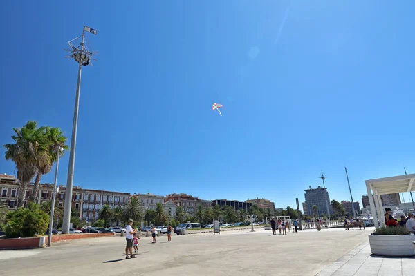 Cagliari Italia Agosto 2019 Familia Con Una Cometa Jugando Centro — Foto de Stock