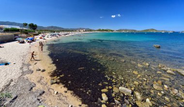 NORA, İtalya, 15 Ağustos 2019: kalabalık Nora, Sardunya plajı manzarası