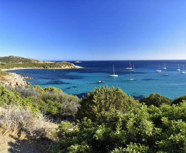 Villasimius, Sardunya, İtalya yakınlarındaki Simius Sahili yakınlarındaki saf masmavi kıyı..