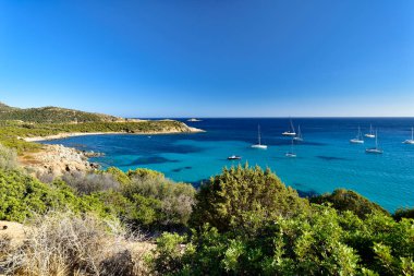 Villasimius, Sardunya, İtalya yakınlarındaki Simius Sahili yakınlarındaki saf masmavi kıyı..