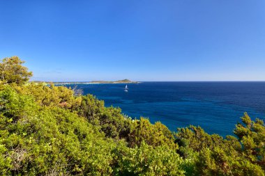 Spiaggia di Mari Pintau plajı yakınlarındaki saf masmavi kıyı, Sardunya, İtalya.