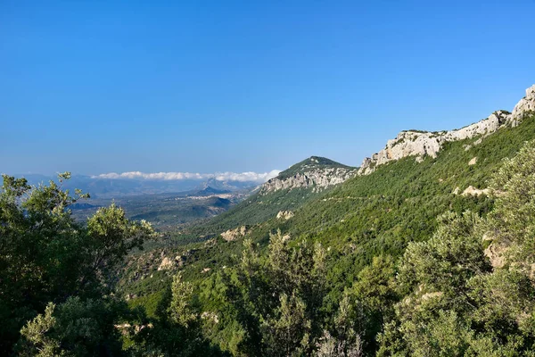 Dağ Sıraları Üzerinde Mavi Gökyüzü Ile Kaplı Panoramik Dağ Manzarası — Stok fotoğraf