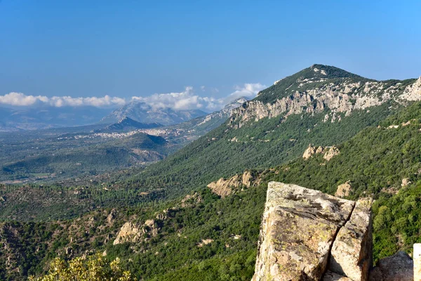 Panorama Montano Panoramico Con Cielo Azzurro Sulle Catene Montuose Sardegna — Foto Stock