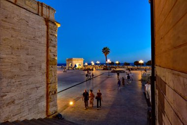 CAGLIARI, ITALY, AĞUSTOS 15 AĞUSTOS 2019: İnsanlar Cagliari, İtalya 'daki Castello semtindeki Bastione Saint Remy kalelerinin üst avlusunda yürüyorlar