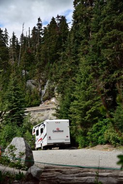 BRITISH COLUMBIA, CANADA - Haziran 04, 2019: Kamp minibüsü Kanada 'nın Britanya Kolumbiyası' ndaki Duffey Gölü yakınına park edildi