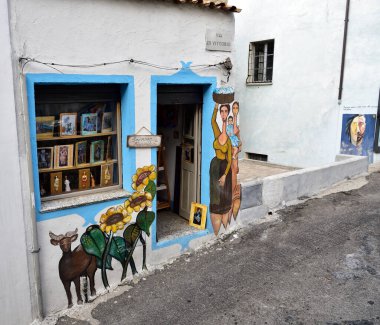 ORGOSOLO, SARNINIA, İTALYA, 21 AĞUSTOS 2019: İtalya 'nın Sardinya kentindeki Orgosolo sokaklarında tipik duvar resimleri