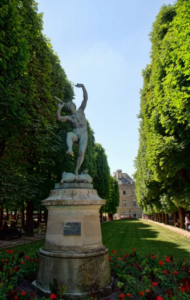 Bailando Faun. Jardín du Luxembourg en Paris, Francia — Foto de Stock