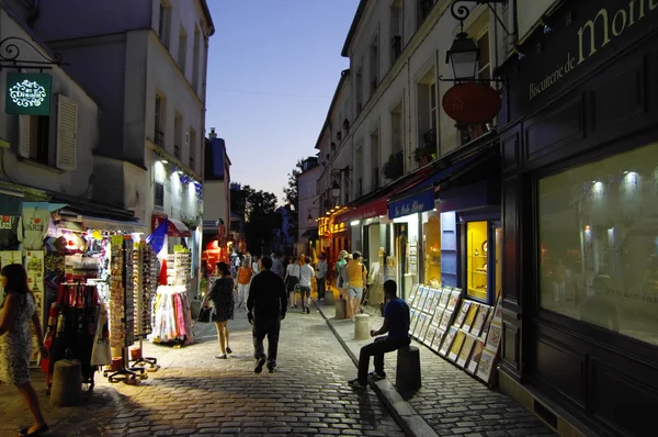 PARIGI - 1 LUGLIO 2014: Persone che passeggiano la sera sulla collina di Montmartre il 1 LUGLIO 2014 a Parigi, Francia. Montmartre collina è il luogo più visitato dai turisti a Parigi — Foto Stock