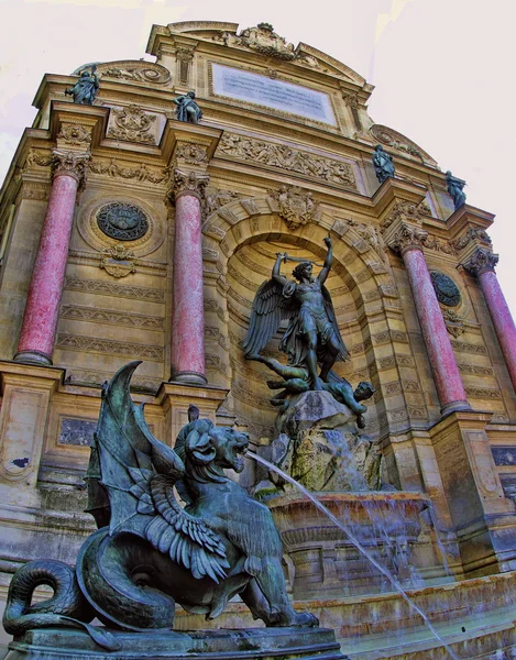 Chimera staty på fontaine saint michel, paris, Frankrike. — Stockfoto